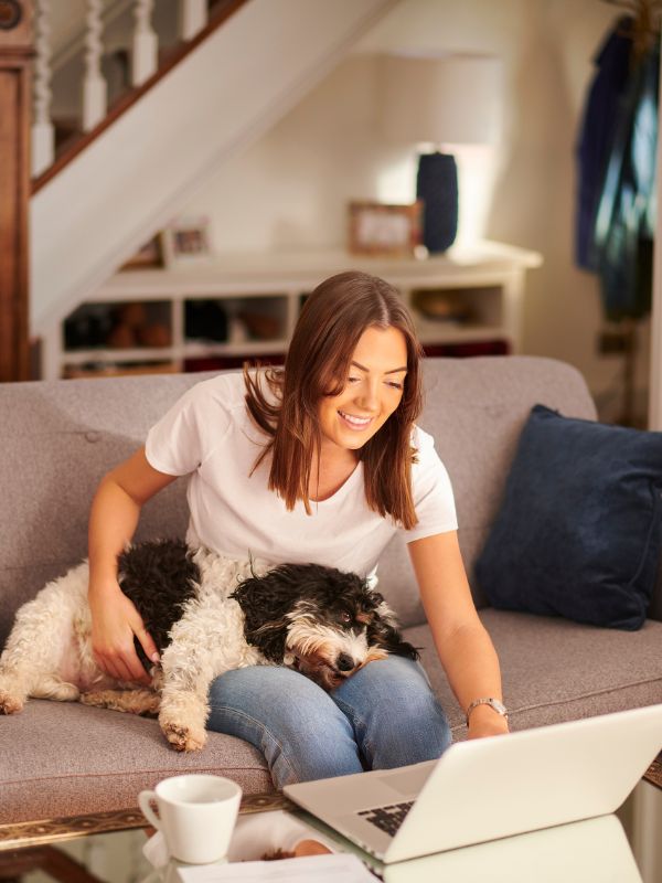 Mujer joven en su casa feliz